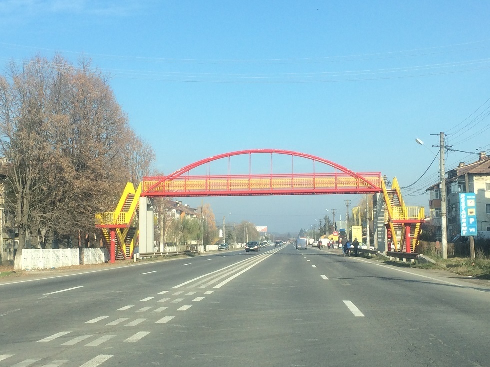 海外で歩道橋って珍しいの 行っちゃえ ルーマニア